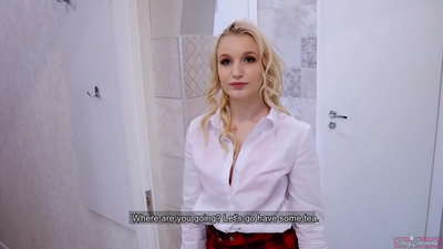 ကောလိပ်ကျောင်းသူလေးဟာ သူ့သူငယ်ချင်းနဲ့ သူ့ရည်းစားကို လှည့်စားတယ်။ POV နှင့်သူမ၏ပါးစပ်အတွင်း၌ cum!